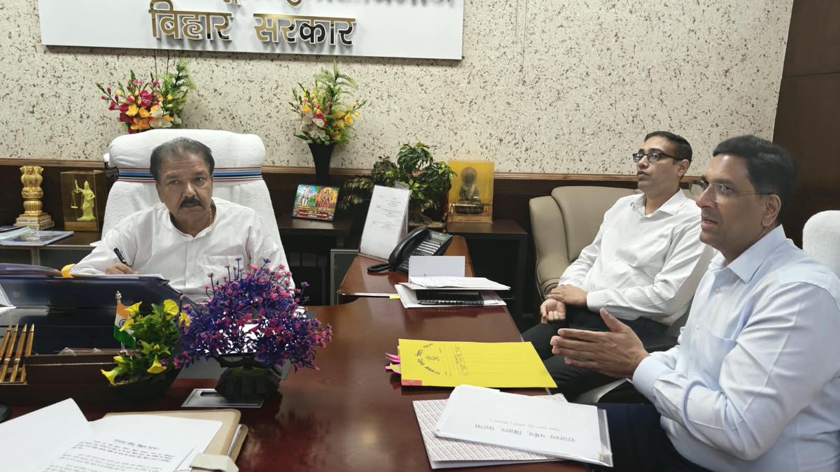 BiharRevenue's tweet photo. भूदान भूमि के अभिलेखों के अद्यतीकरण और प्रबंधन को लेकर मंत्री ने की समीक्षा

मिशन मोड में अभिलेखों की इन्वेंट्री, स्कैनिंग एवं डिजिटलीकरण का निर्देश
अपर समाहर्ताओं की अध्यक्षता में बनेगी टीम, भूदान भूमि की तैयार होगी अलग मैपिंग

भूदान भूमि से संबंधित अभिलेखों के अद्यतीकरण, संरक्षण एवं बेहतर प्रबंधन को लेकर राजस्व एवं भूमि सुधार विभाग के माननीय मंत्री डॉ. दिलीप कुमार जायसवाल ने मंगलवार को विभागीय अधिकारियों के साथ समीक्षा बैठक की। बैठक में भूदान भूमि से जुड़े उपलब्ध अभिलेखों के सत्यापन, अभिलेखों की स्थिति, संरक्षण, स्कैनिंग एवं डिजिटलीकरण सहित विभिन्न बिंदुओं पर विस्तार से चर्चा की गई।
माननीय मंत्री ने अधिकारियों को मिशन मोड में कार्य करते हुए भूदान भूमि से संबंधित सभी उपलब्ध अभिलेखों को व्यवस्थित एवं अद्यतन करने का निर्देश दिया। उन्होंने कहा कि उपलब्ध भू-अभिलेखों का आवश्यकतानुसार सत्यापन कर उन्हें सुरक्षित एवं व्यवस्थित तरीके से संरक्षित किया जाए, ताकि भविष्य में इन अभिलेखों के उपयोग और सत्यापन में किसी प्रकार की कठिनाई न हो। बैठक में सचिव श्री जय सिंह ने निर्देश दिया कि सभी जिलों में अपर समाहर्ता की अध्यक्षता में टीम गठित कर भूदान भूमि से संबंधित अभिलेखों की विस्तृत इन्वेंट्री तैयार की जाए।
बैठक में सचिव श्रीमती सीमा त्रिपाठी,राजस्व पर्षद के अपर सदस्य श्री संजीव हंस, उप निदेशक श्रीमती मोना झा, उप सचिव श्री अविनाश कुमार, सहायक निदेशक सह जनसंपर्क पदाधिकारी सुश्री जूही कुमारी, आईटी मैनेजर श्री आनंद शंकर सहित अन्य पदाधिकारी उपस्थित थे।

@samrat4bjp 
@DilipJaiswalBJP  
@IPRDBihar 

#bhudanbhumi #DigitalRecords #LandRecords #BiharRevenueAndLandReformsDept #biharbhumi