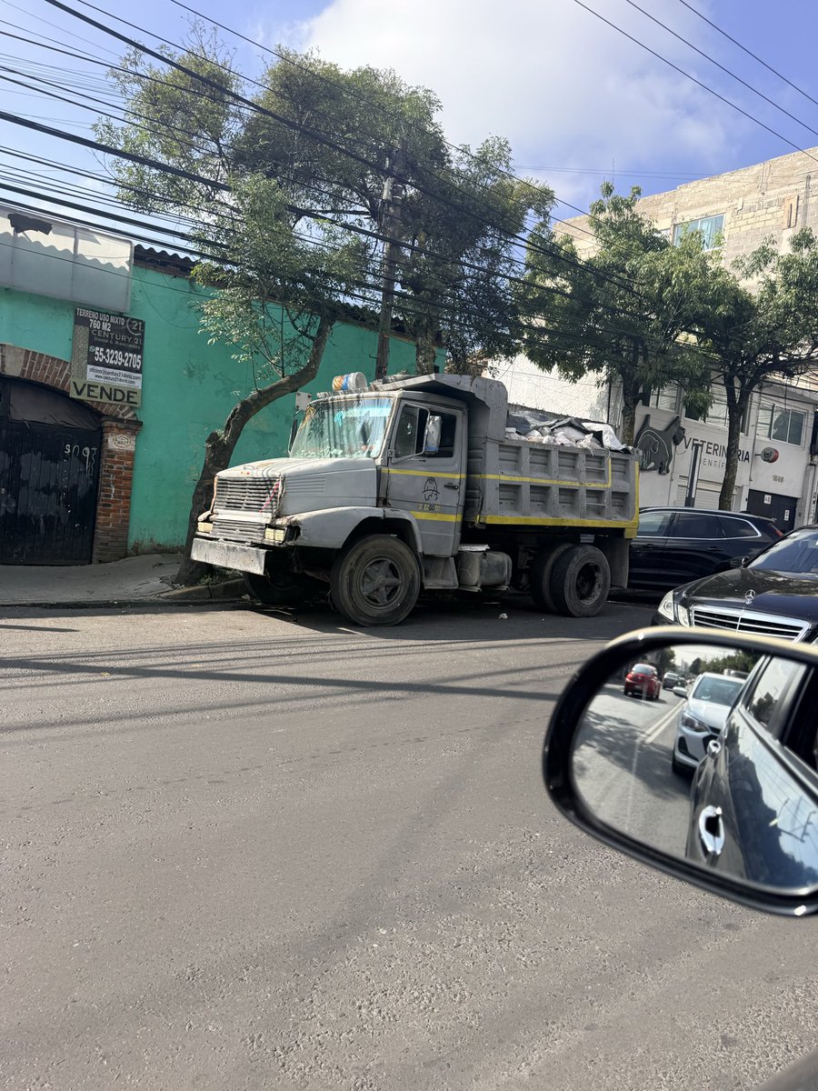 aldohn81's tweet photo. @shenglonSantaFe @IBM @AlcaldiaAO @LopezCasarinJ @LaSEMOVI @UCS_GCDMX @ColonosSantaFe Y los intocables de siempre, cuando serán sancionados esos autos? @AlcaldiaAO https://t.co/KaXSx1BvI7