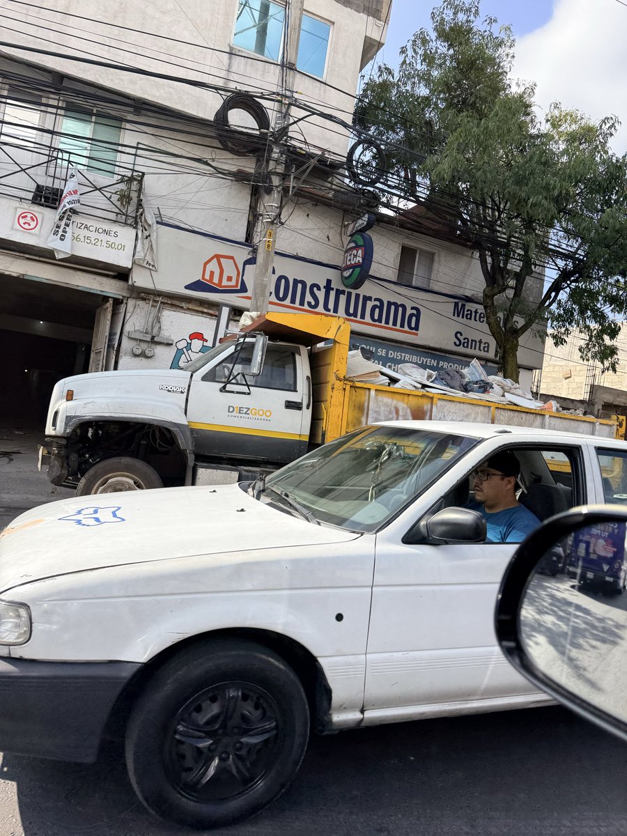 aldohn81's tweet photo. @shenglonSantaFe @IBM @AlcaldiaAO @LopezCasarinJ @LaSEMOVI @UCS_GCDMX @ColonosSantaFe Y los intocables de siempre, cuando serán sancionados esos autos? @AlcaldiaAO https://t.co/KaXSx1BvI7