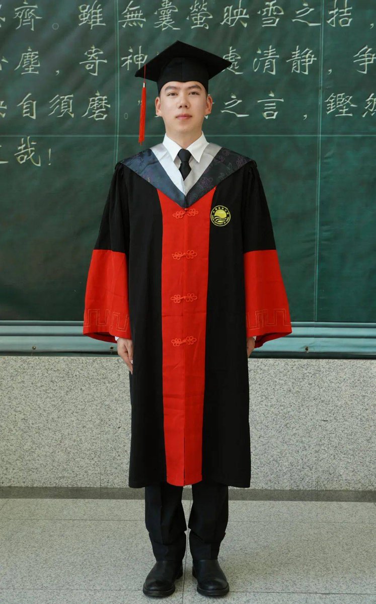 DainaLeverxp's tweet photo. Graduated! Off to chase all the unwritten chapters of this next journey—thank you to every moment, teacher and friend that made these college years unforgettable. ， https://t.co/3r9HsS3QEl