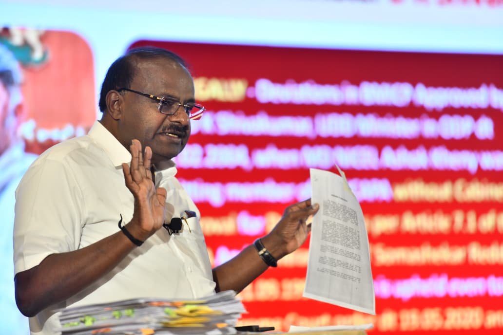 hd_kumaraswamy's tweet photo. 📍ಬೆಂಗಳೂರು

•ಮೂಲ ಉದ್ದೇಶ ಬೆಂಗಳೂರು ಮತ್ತು ಮೈಸೂರು ನಡುವೆ ಸುಸಜ್ಜಿತ, ಅತ್ಯಾಧುನಿಕ ರಸ್ತೆ ನಿರ್ಮಿಸುವುದು; ಆಗಿದ್ದು ರಿಯಲ್ ಎಸ್ಟೇಟ್ ದಂಧೆ ಮತ್ತು ಅನಿಯಂತ್ರಿತ ಭೂಕಬಳಿಕೆ! ಬೇಲಿಯೇ ಎದ್ದು ಹೊಲ ಮೇಯ್ದ ಕರಾಳ ಕಥಾನಕವಿದು.
•ನೈಸ್ ಅಕ್ರಮಗಳಲ್ಲಿ #DK (ಡಿಕೆಶಿ) #AK (ಅಶೋಕ್ ಖೇಣಿ) ಸಂಘಟಿತರಾಗಿ ವ್ಯವಸ್ಥಿತ ಸಿಂಡಿಕೇಟ್ ಮಾಡಿಕೊಂಡು ನಡೆಸಿರುವ ಅಕ್ರಮಗಳ 'ಜುಗಲ್ಬಂದಿ' ಇದು.
•2ಜಿ, ಕಲ್ಲಿದ್ದಲು ಹಗರಣಗಳನ್ನೇ ಮೀರಿಸುವಂತಹ ಮಹಾನ್ ಹಗರಣ ಇದು. ₹3 ಲಕ್ಷ ಕೋಟಿಗೂ ಅಧಿಕ ಅವ್ಯವಹಾರ ನಡೆದಿದೆ ಎಂಬ ಶಂಕೆ ಇದೆ.
•ದಾಖಲೆಗಳ ಸಮೇತ, ಸಮಗ್ರವಾಗಿ ಎಲ್ಲಾ ವಿವರಗಳನ್ನು ನಾಡಿನ ಮುಂದೆ ಇರಿಸಿದ್ದೇನೆ. ಅಂಗೈ ಹುಣ್ಣಿಗೆ ಕನ್ನಡಿ ಬೇಕಿಲ್ಲ. ಈಗ ಆಗಬೇಕಿರುವುದು ಆಗಿರುವ ಅನ್ಯಾಯವನ್ನು ಸರಿಪಡಿಸುವುದು.
•ನನ್ನ ಒತ್ತಾಯ: ಯೋಜನೆಯನ್ನು ಮುಟ್ಟುಗೋಲು ಹಾಕಿಕೊಳ್ಳಬೇಕು, ಭೂಮಿಯನ್ನು ಆಯಾ ಭೂ ಮಾಲೀಕರಿಗೆ ವಾಪಸ್ ನೀಡಬೇಕು.

ಇಲ್ಲದಿದ್ದರೆ ನಮ್ಮ ಹೋರಾಟ ನಿರಂತರ. 

#AKDKGolmaal 
#NothingNice 
#NiceLootsKarnataka