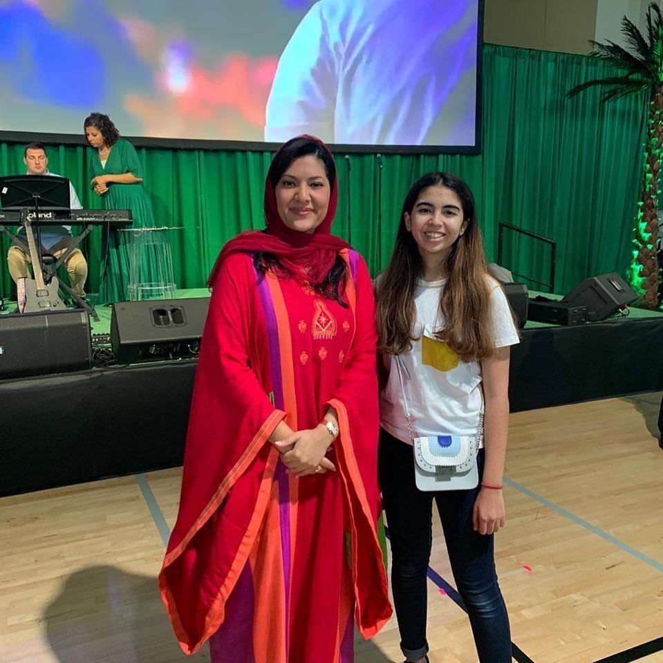 AFreeWoman2026's tweet photo. ابي أعيش حرية الاختيار والبس زيهم واعيش الأمان اني ما بتعرض للضرب او التهديد او الحبس لأني اخترت هذا الشي، ابي انتعش بجمال الألوان والتصاميم واجرب شعور ان قراري يُحترم  #٢٠٣٠_بلا_نقاب https://t.co/6Vx6y7VFoF
