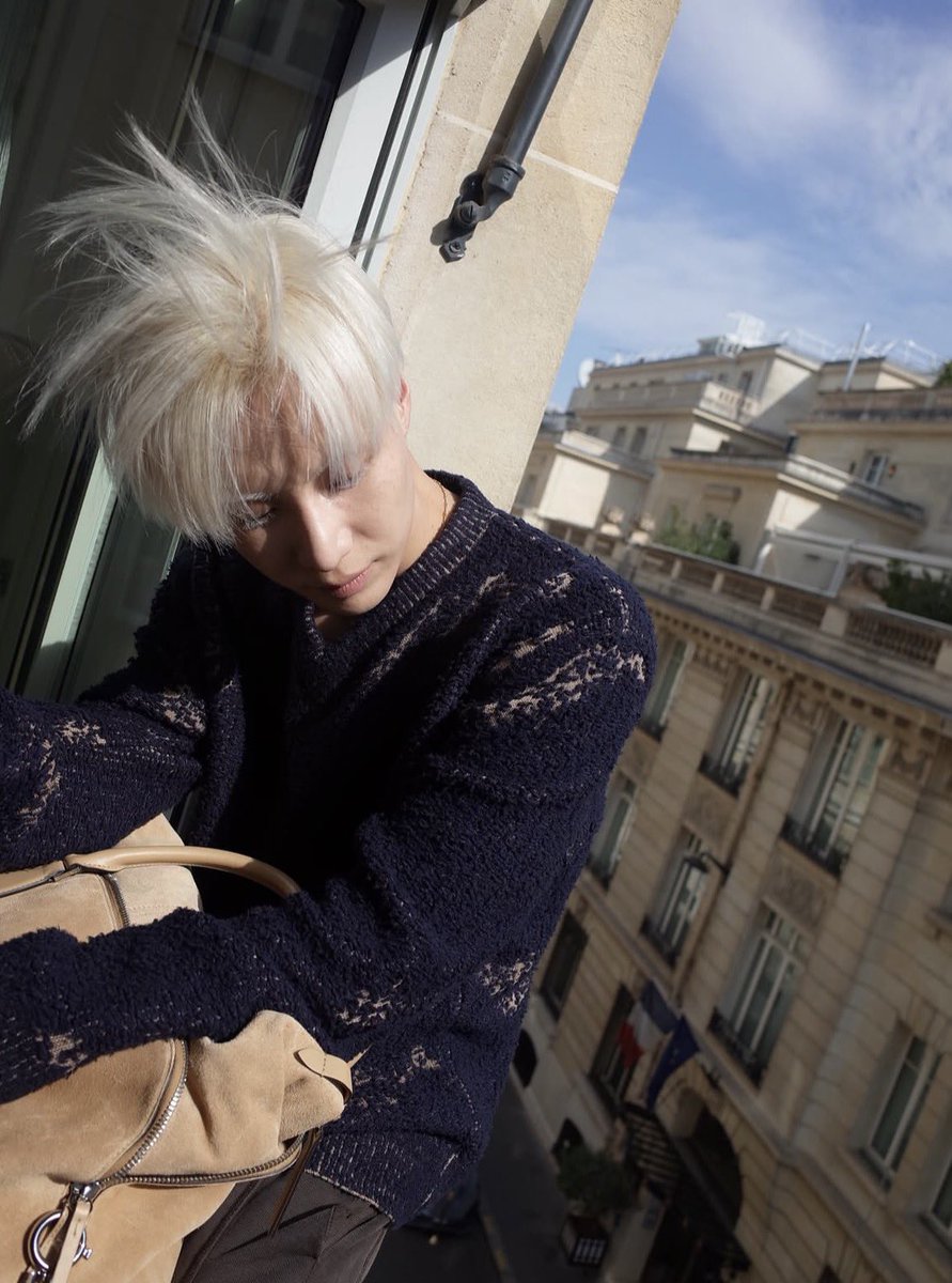 xoalsox_base's tweet photo. #TAEMIN looks insanely glamorous with a bag from Maison Margiela while being in Paris for the Fashion Week.

The photo was shared via TAEMIN’s personal Instagram account xoalsox. 

#TAEMINxMaisonMargiela
#TAEMINxMaisonMargielaSS27
#MaisonMargiela https://t.co/jE8myk59VA