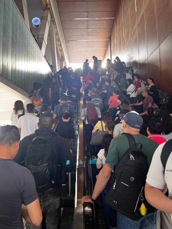 Trafico_ZMG's tweet photo. Así luce la estación Arcos de Zapopan de la Línea 3 del Tren Ligero esta mañana.

Usuarios reportan un avance extremadamente lento y severa aglomeración en los andenes debido a la falta de capacidad en los trenes, lo que mantiene prácticamente detenida la circulación de pasajeros.🚆⚠️

#TráficoZMGPeriodismoCiudadano