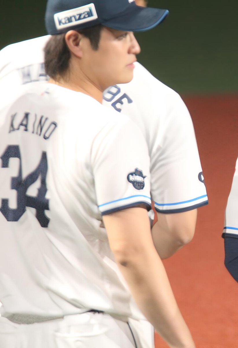 amakuchisisi's tweet photo. セレモニーの前、甲斐野が「こっち来いよ！」と何度も手招きして近くに呼び寄せたのが昔からのチームメイト高橋礼
来年は同じ1軍のマウンドでリレーできるといいね
高橋礼は今年支配下なるかと思ったけどな… https://t.co/mCPYs81blb