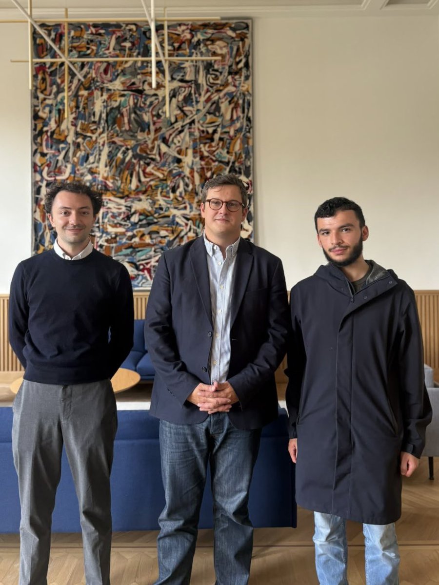 RemiBoussemart's tweet photo. Les manifestations lycéennes partout en France doivent être entendues. 

Avec @Ardeslandes, maire de Lille, nous avons rencontré @ryadrani8, président national de l’Union syndicale lycéenne (USL). 

Les lycéens dénoncent le manque d’enseignants, de personnels administratifs, d’infirmiers et de psychologues scolaires, des bâtiments dégradés. 

Un investissement majeur dans le service public de l’éducation est indispensable. La répression qu’exerce le gouvernement à l’égard de ces jeunes qui s’expriment est dangereuse. 

Les revendications des lycéens sont légitimes, nous les soutenons !
