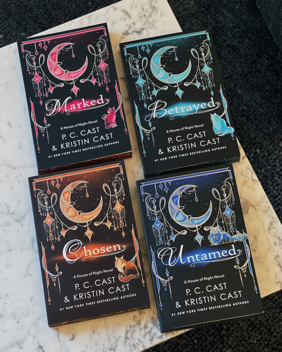 WednesdayBooks's tweet photo. Jen Williams’s heartrending novel THE DREAMLESS is out today, along with the paperback edition of the first novel in the series, THE SLEEPLESS! 🌟

And don’t miss the stunning deluxe editions of the first four House of Night novels by P. C. Cast and Kristin Cast, out today! ✨ https://t.co/1jR8O4Cpsj
