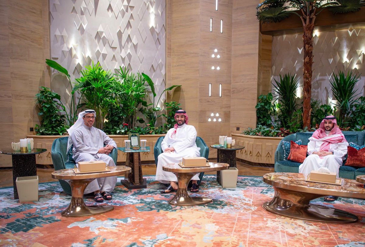 Badermasaker's tweet photo. سمو سيدي #ولي_العهد يلتقي سمو الشيخ منصور بن زايد آل نهيان، ويستعرضان العلاقات الأخوية بين البلدين الشقيقين، وتطورات الأوضاع في المنطقة. https://t.co/F7Bmh8rXD1