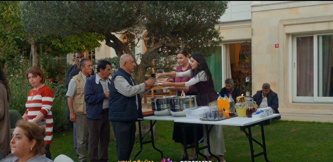 lavantalal's tweet photo. Büyük ihtimalle Havva kocasının ölümü için helva dağıtmak istiyor ama İnciden çekiniyor Dicleye söylüyor Dicle de Havvaya İnciden çekinmene gerek yok ben varım diyor
#SevdiğimSensin https://t.co/HDmCQk8629