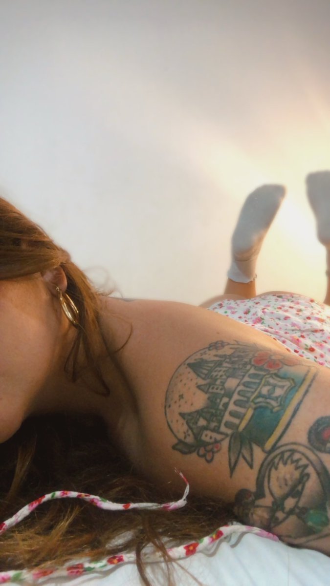 LeKellyx's tweet photo. Las medias son para que me las quites y me cojas a picos los pies. https://t.co/xHGZa6n4Ef