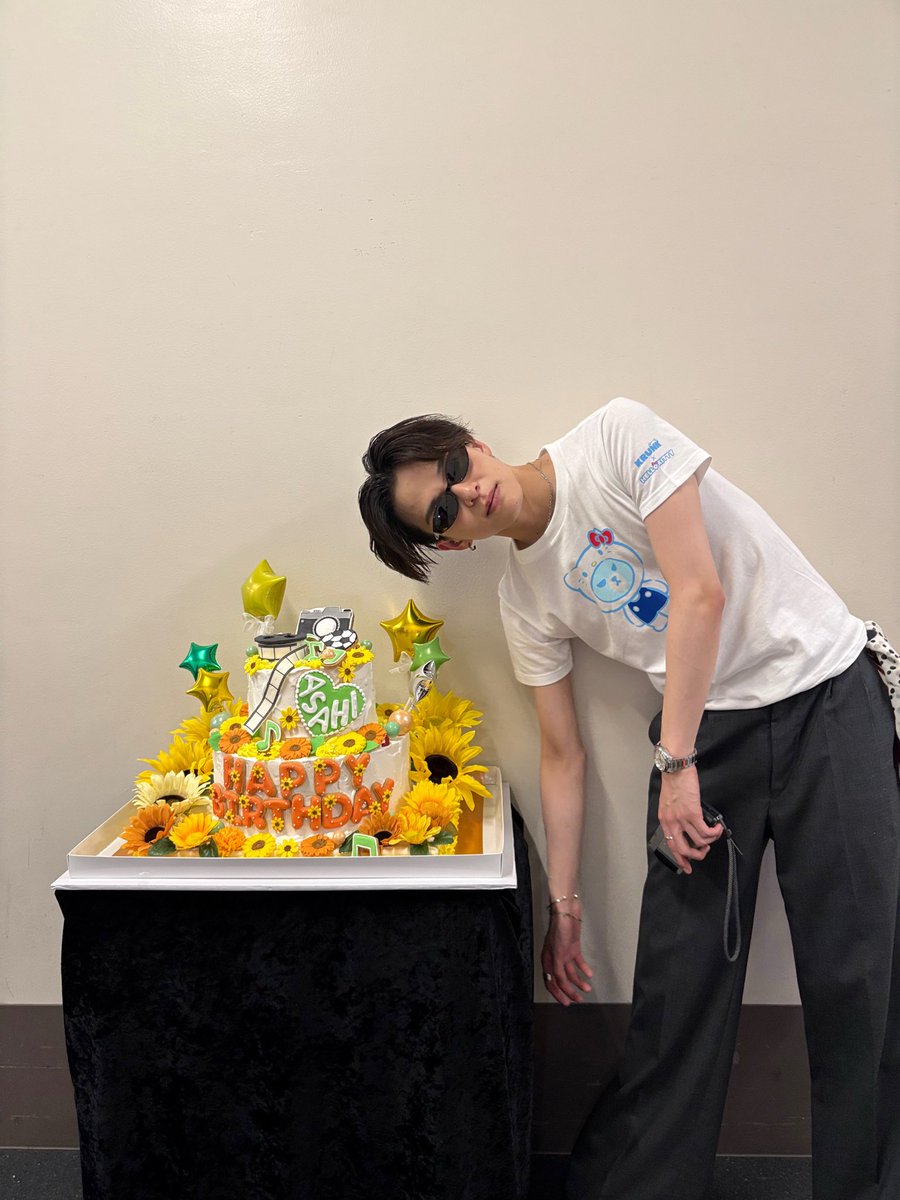 as2hmoon's tweet photo. あさひのお誕生日お祝いしたくて福岡行って大正解だった🪄︎︎💯🩶あさひの伝えてくれる言葉ぜんぶが大切😭 私もあさひのこと応援する道選んでよかった( ˶>ᴗ<˶)🎵改めておめでとう🌼💕

(今さら)行きも帰りも今まででいちば��時間なくて写真これしかない(T^T)から最後にかわいいあさひ添えとく。😸💘 https://t.co/SxIBo4V4yY