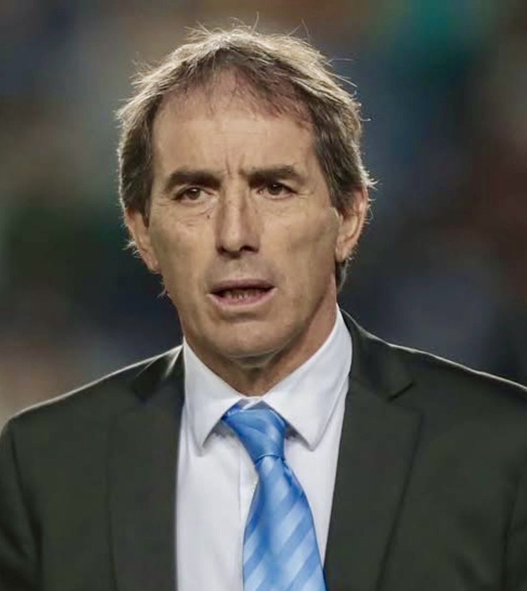 joserra_espn's tweet photo. ¿SE LE EMPIEZA A COMPLICAR EL VESTIDOR A ALMADA?

En el Clásico ante Chivas, Zendejas, Cervantes y Henry Martín mostraron su molestia al ser enviados a la banca por Almada en el segundo tiempo. Más tarde, el técnico intentó tranquilizarlos, pero la relación entre el plantel americanista y el entrenador no está en su mejor momento.