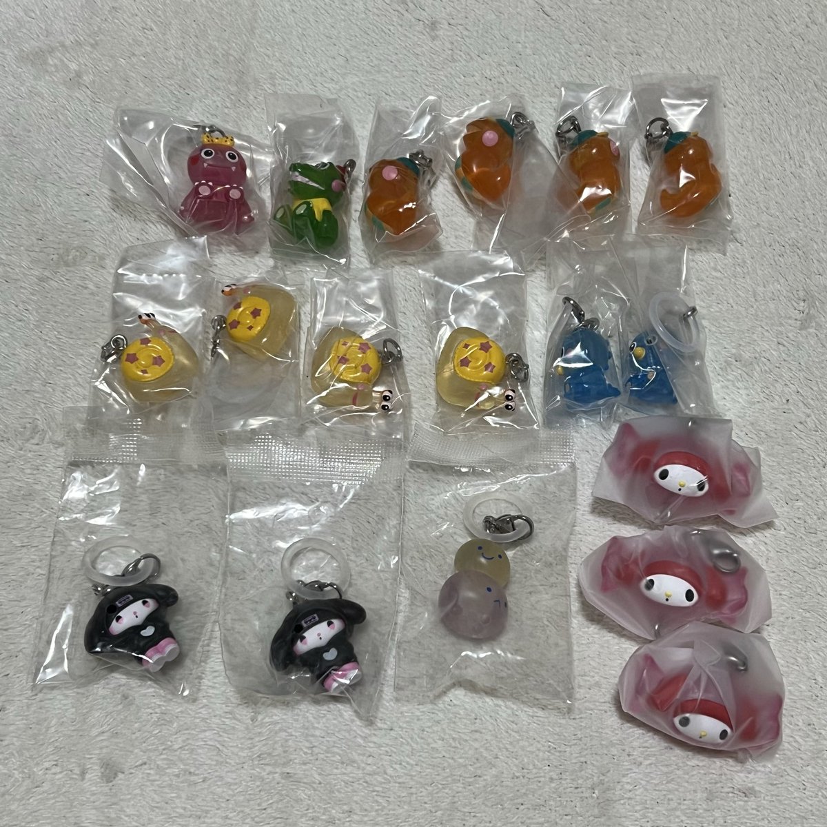k____n15_'s tweet photo. ガチャお譲りします！
定価＋送料＋手数料です✨
ヤフフリ通してお取引可能な方
まとめて買い取ってくださる方優先いたします☺️
ご希望多い場合は3枚目からも多く引き取ってくださる方優先します！
よろしくお願いします🙇‍♀️
#ガチャ #譲り https://t.co/X0x6bWqSyL