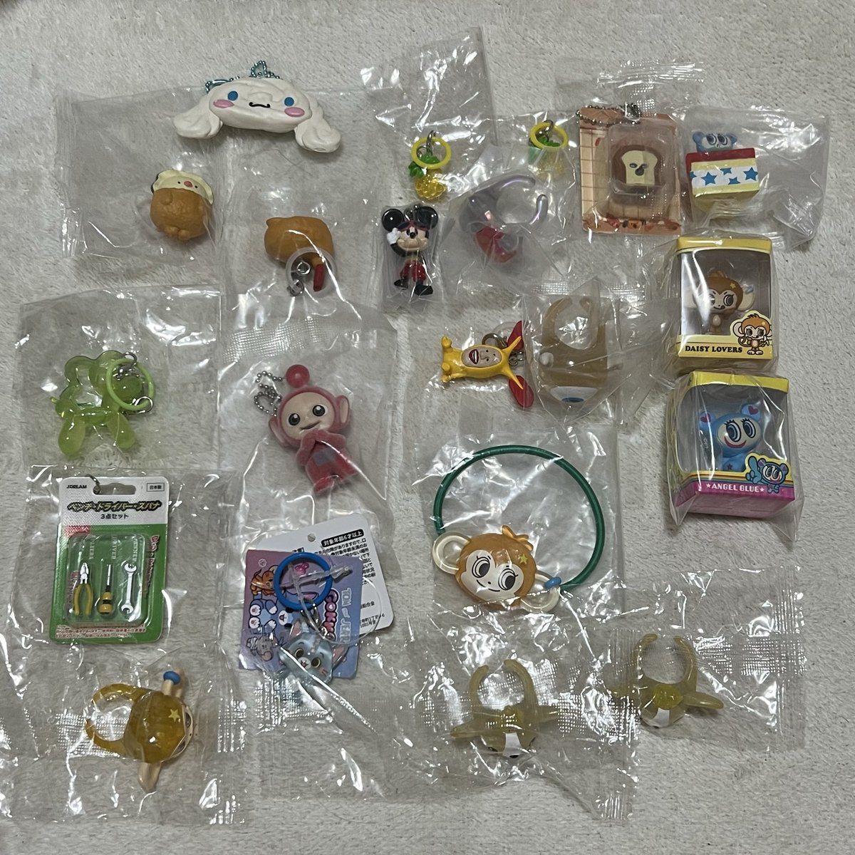 k____n15_'s tweet photo. ガチャお譲りします！
定価＋送料＋手数料です✨
ヤフフリ通してお取引可能な方
まとめて買い取ってくださる方優先いたします☺️
ご希望多い場合は3枚目からも多く引き取ってくださる方優先します！
よろしくお願いします🙇‍♀️
#ガチャ #譲り https://t.co/X0x6bWqSyL