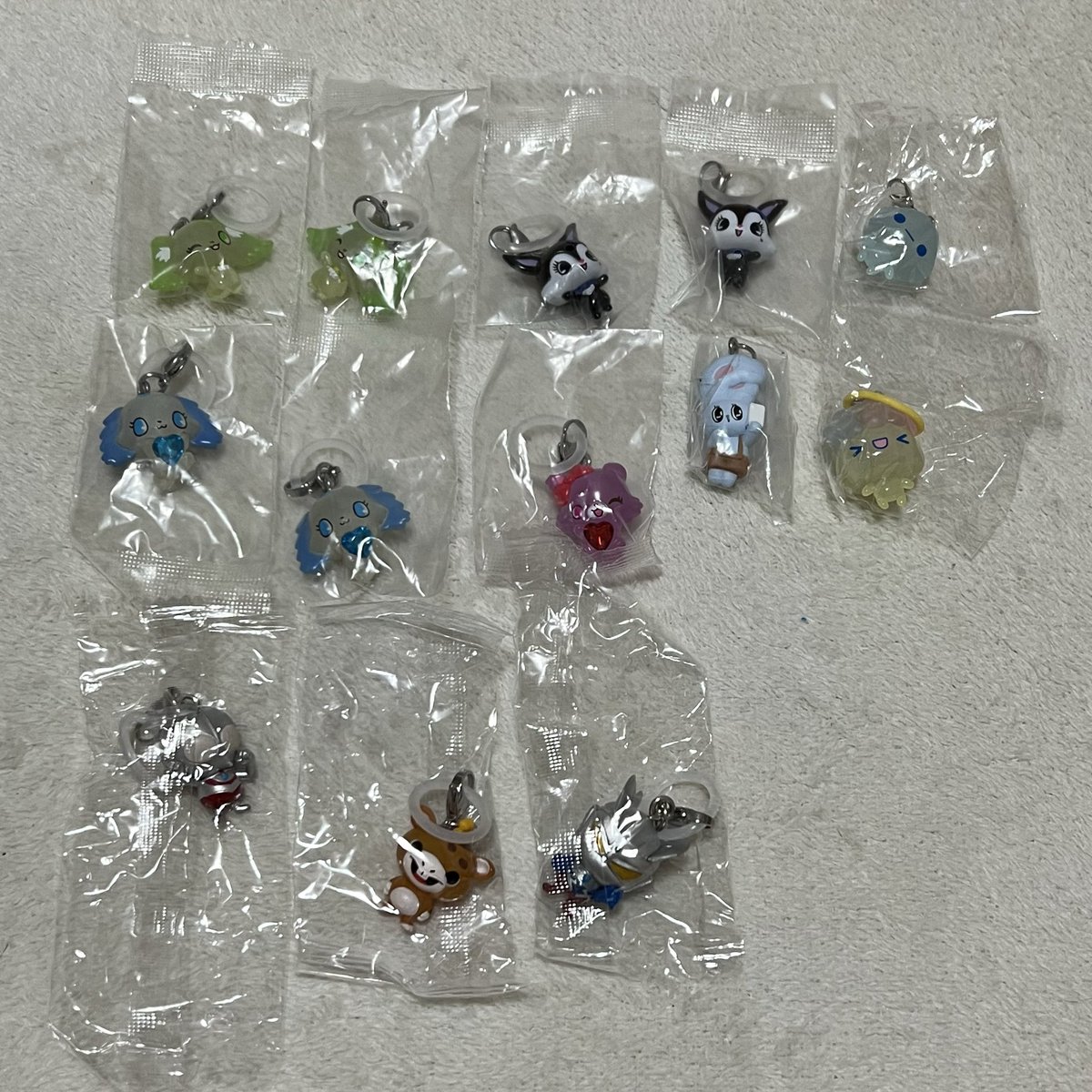 k____n15_'s tweet photo. ガチャお譲りします！
定価＋送料＋手数料です✨
ヤフフリ通してお取引可能な方
まとめて買い取ってくださる方優先いたします☺️
ご希望多い場合は3枚目からも多く引き取ってくださる方優先します！
よろしくお願いします🙇‍♀️
#ガチャ #譲り https://t.co/X0x6bWqSyL