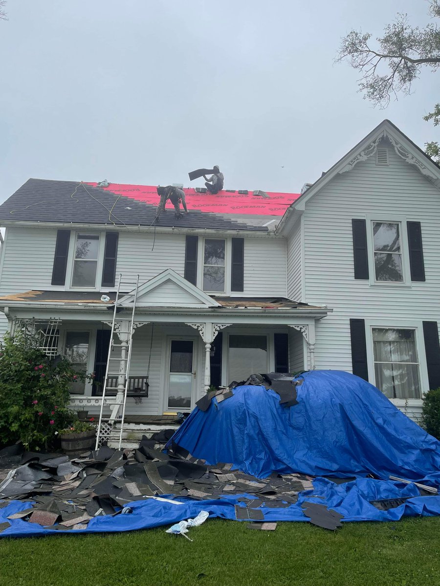RoofmanUSA's tweet photo. 🏠 Your roof does more than add curb appeal—it helps protect your home through every season.
From Michigan winters to summer storms, the right roofing material can make all the difference.
What roofing feature matters most to you? 👇
#RoofingMichigan #MichiganHomes https://t.co/omdWPAOsoW