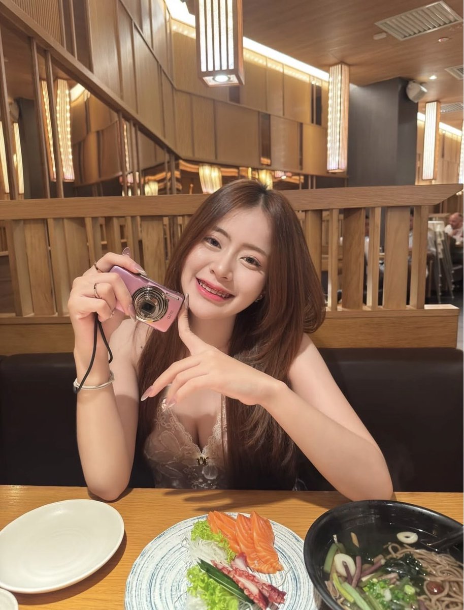 CaitlinSodda3w's tweet photo. 📊🧠 มาลองโจทย์เรขาคณิิอตกัน!
โจทย์: วงกลมมีรัศมี 7 ซม. ถ้าใช้ π = 22/7 จะมีพื้นที่เท่าไหร่?
พื้นที่ = πr² → 22/7 × 7 × 7 = 154
เฉลย: 154 ตารางเซนติเมตร 🔵💎

ไลน์💘 fall50.

#รับงานพังงา #พังงา https://t.co/KuAn5YUysy