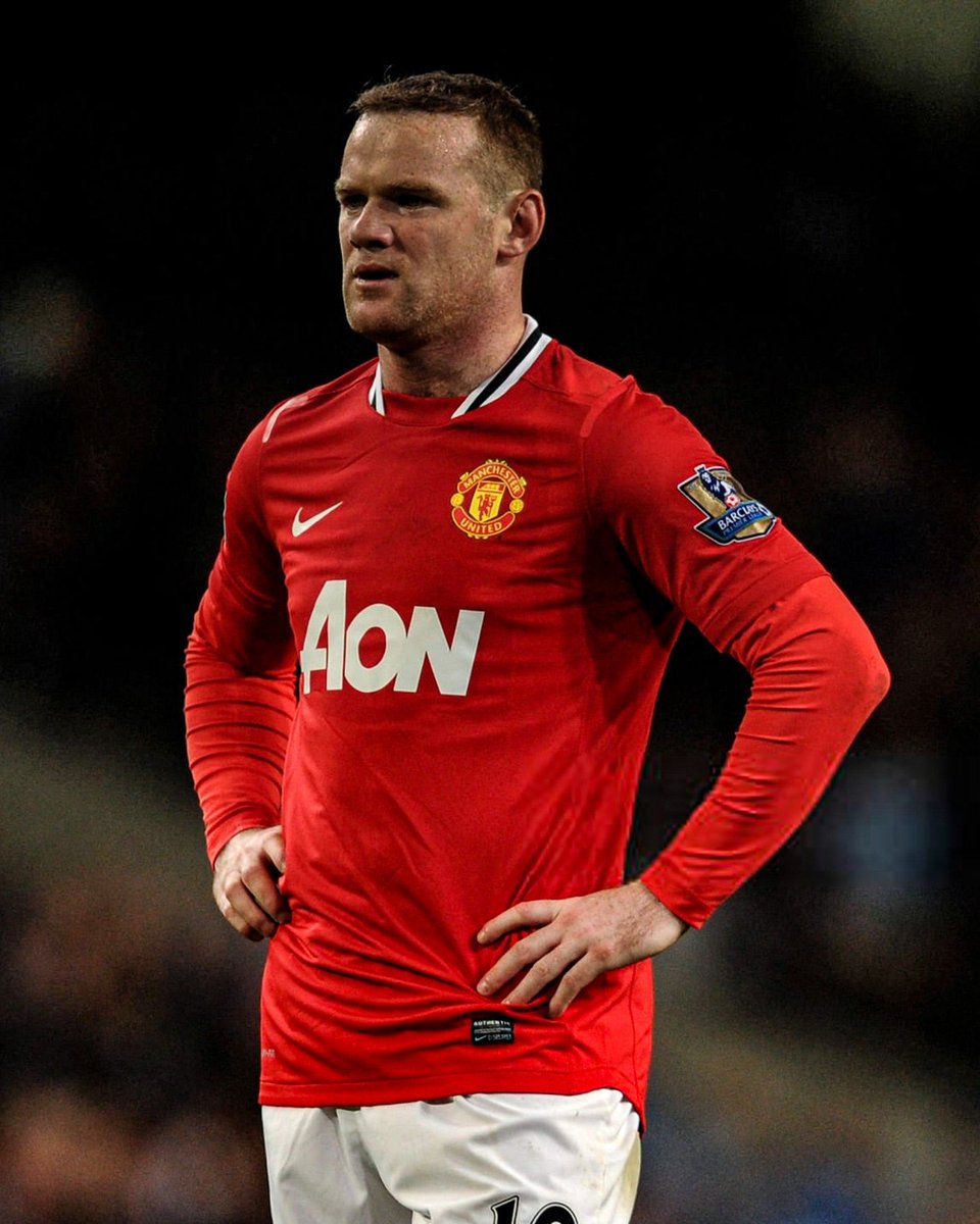 AtaqueFutbolero's tweet photo. 🧠🏴󠁧󠁢󠁥󠁮󠁧󠁿 Wayne Rooney, sobre la posibilidad de recibir la medalla de campeón de Premier League 2011/12 por las infracciones del Manchester City: 

"NO ME SENTIRÍA CÓMODO aceptando otra medalla de la Premier League, para ser honesto. No creo que la mereciéramos; no hicimos lo suficiente esa temporada para ganar la liga.

Creo que íbamos seis o siete puntos por delante con cuatro o cinco partidos por jugar y lo tiramos todo por la borda. He visto todo lo que ha salido en los últimos días, escuchando a la gente, e imaginé cómo se sentiría un jugador del Manchester City en esa situación.

Son jugadores, haciendo todo lo que pueden para intentar ganar el título de la Premier League, y en su mente lo han logrado. Si esos jugadores no tienen ni idea de lo que está pasando por encima, si me pasara eso a mí... estaría absolutamente destrozado.

Así que cuando veo a compañeros de equipo diciendo: 'Quiero una medalla', estoy contento con las cinco que gané. No querría esta.

¿Deberían quitársela por lo que han hecho los propietarios? Sí, tal vez, pero yo no me sentiría cómodo aceptándola”. 

[@UnitedStandMUFC]