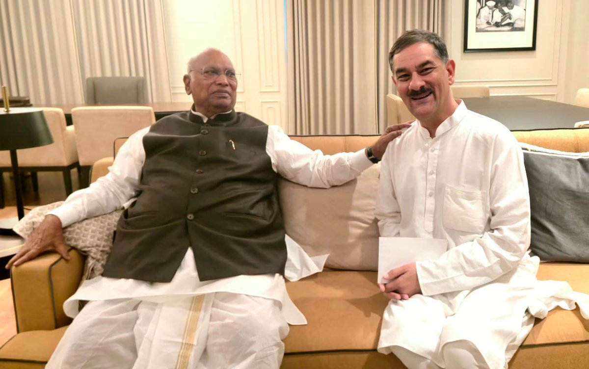 JitendraSAlwar's tweet photo. CWC मीटिंग के बाद आज आदरणीय @kharge जी से सुखद भेंट की। https://t.co/FzxGEWxHF1