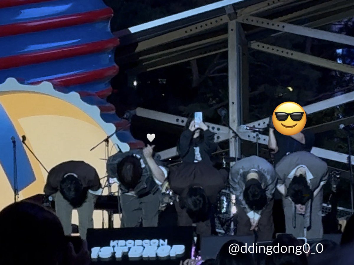 ddingdong0_0's tweet photo. 선선한 가을 밤에 청계 광장에서 엔플라잉의 무대를 볼 수 있어서 너무 행복했어요🤍 
특히 새 앨범의 이야기와 노래까지 함께 할 수 있어 너무 좋았습니다(⸝⸝◜▿◝⸝⸝)
마스코트들도 엔피봉 들고 열심히 응원하는거 너무 귀여웠어요🥰🫶🫶

#KPOPCON1STDROP #NFlying https://t.co/lg8POkXNaD