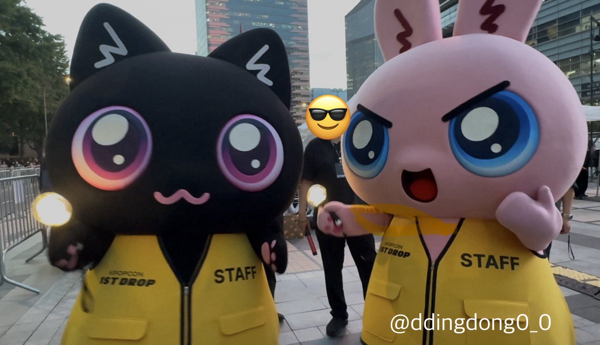 ddingdong0_0's tweet photo. 선선한 가을 밤에 청계 광장에서 엔플라잉의 무대를 볼 수 있어서 너무 행복했어요🤍 
특히 새 앨범의 이야기와 노래까지 함께 할 수 있어 너무 좋았습니다(⸝⸝◜▿◝⸝⸝)
마스코트들도 엔피봉 들고 열심히 응원하는거 너무 귀여웠어요🥰🫶🫶

#KPOPCON1STDROP #NFlying https://t.co/lg8POkXNaD