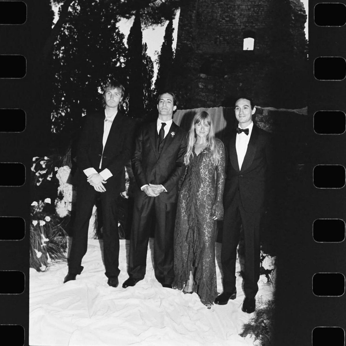 ManeskinSP's tweet photo. 📸| Tenemos oficialmente de Victoria, Thomas, Ethan y Damiano en la boda de Damiano y Dove! 

Qué guapos todos🤧😭

vía chimagazineit https://t.co/FwuBWPIDN9