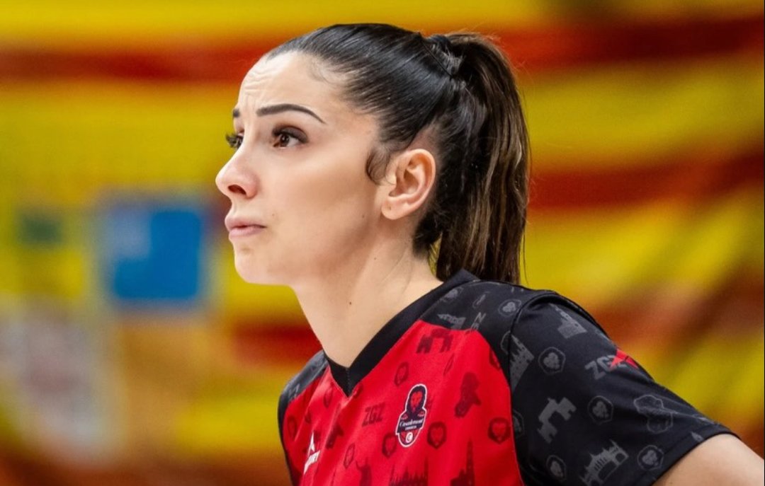 MemesCasademont's tweet photo. Siempre nos eligió.
Este es otro contexto, en un final de carrera y en una "liga" de luces que nada nos afecta.
Lo que decida máximo respeto por alguien que nos puso por encima de lo deportivo y económico.
Mariona es historia y la próxima camiseta que debe colgar del Felipe. https://t.co/UAKyDYuDNc