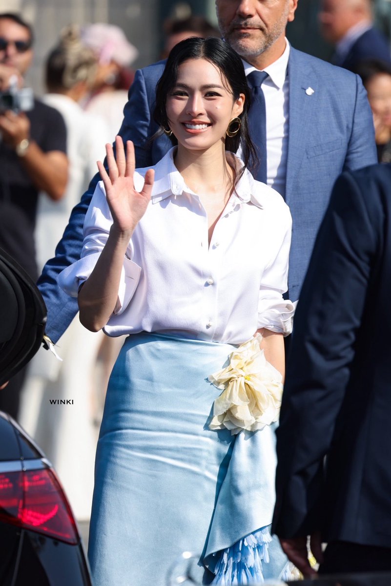pourlesjolies's tweet photo. LINGLING KWONG AT THE DIOR FASHION SHOW https://t.co/aDMyuqwmJ3