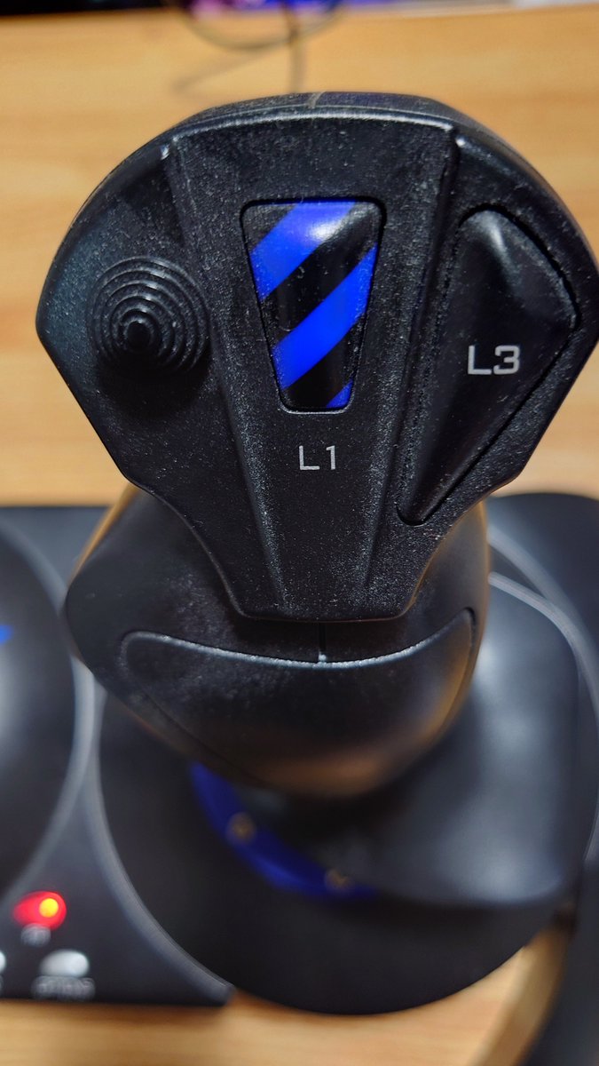TORI_ITI's tweet photo. おっかしいなあ

うちのThrustmasterのフライトスティックには無い"カメラ操作"用の付属品があるなあ

新型を検索してみたらこっちには新しく付いてるのね😅

#ACE8 https://t.co/JLgaMqgnqJ