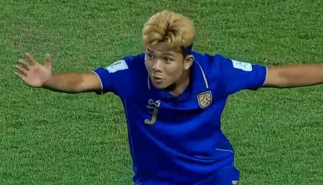 SP_5703's tweet photo. สรุป จบเกม #บอลไทย #ช้างศึก  2-0 เวียดนาม 

เอาตรงๆมั้ย ลูกที่ได้ลูก 2 คือจังหวะเวียดนามดันกองหลังแล้วเช็คล้ำหน้าพลาด 

นอกจากลูกนั้นคือ สะเปะสะปะทั้งคู่ ไม่มีอะไรเลย ไทยได้บอลเตะสาด เวียดนามโล้ไปโล้มาอย่างเดียว มีลูกโหม่งที่วาริสเปิดให้พีรดนย์ นอกนั้น ไม่มีอะไรเลย5555 

แต่ก็เข้ารอบ 100% ละครับ เกมหน้าเจอฟิลิปปินส์ อีก 1 ทีมที่มีบช.แค้นกันอยู่