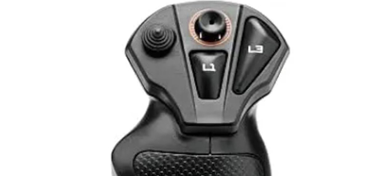 TORI_ITI's tweet photo. おっかしいなあ

うちのThrustmasterのフライトスティックには無い"カメラ操作"用の付属品があるなあ

新型を検索してみたらこっちには新しく付いてるのね😅

#ACE8 https://t.co/JLgaMqgnqJ