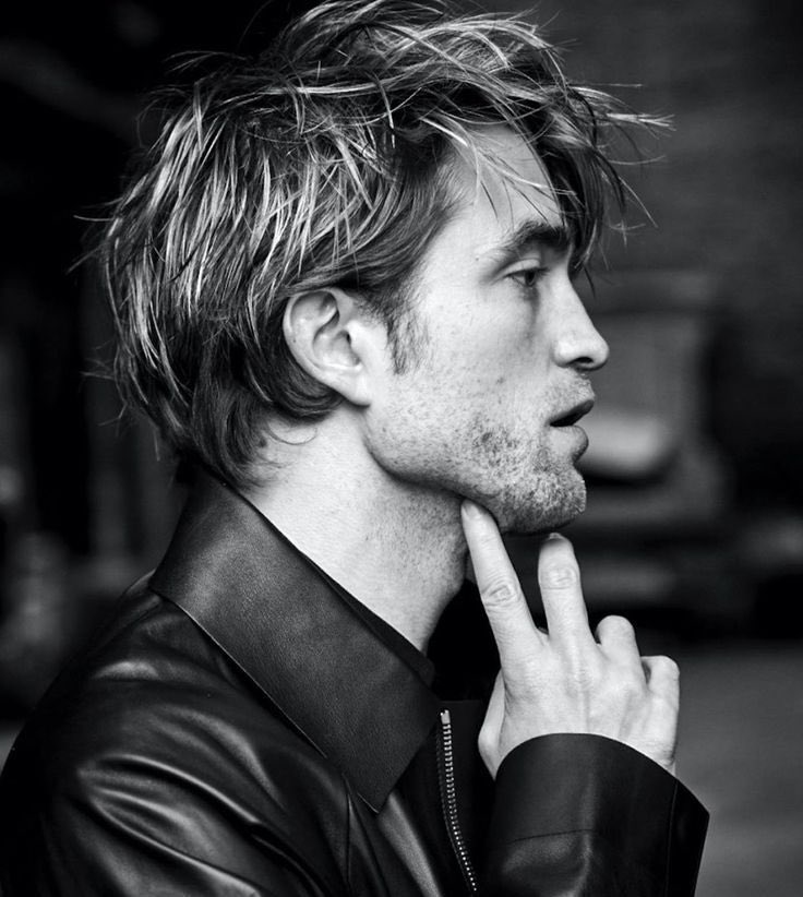 popbuzzz_'s tweet photo. Robert Pattinson jawline is one of the most striking natural features in modern film. Sharp, clean, and perfectly balanced, it has that rare architectural quality that looks effortless and magnetic at the same time. 

Genetics gave him the structure; time and low facial fat simply revealed it more clearly. From the romantic glow of Twilight to the brooding power of The Batman, the same jawline has only grown more impressive. It photographs like sculpture, holds a profile with quiet authority, and has inspired years of genuine admiration. A genuinely beautiful, well-designed face.