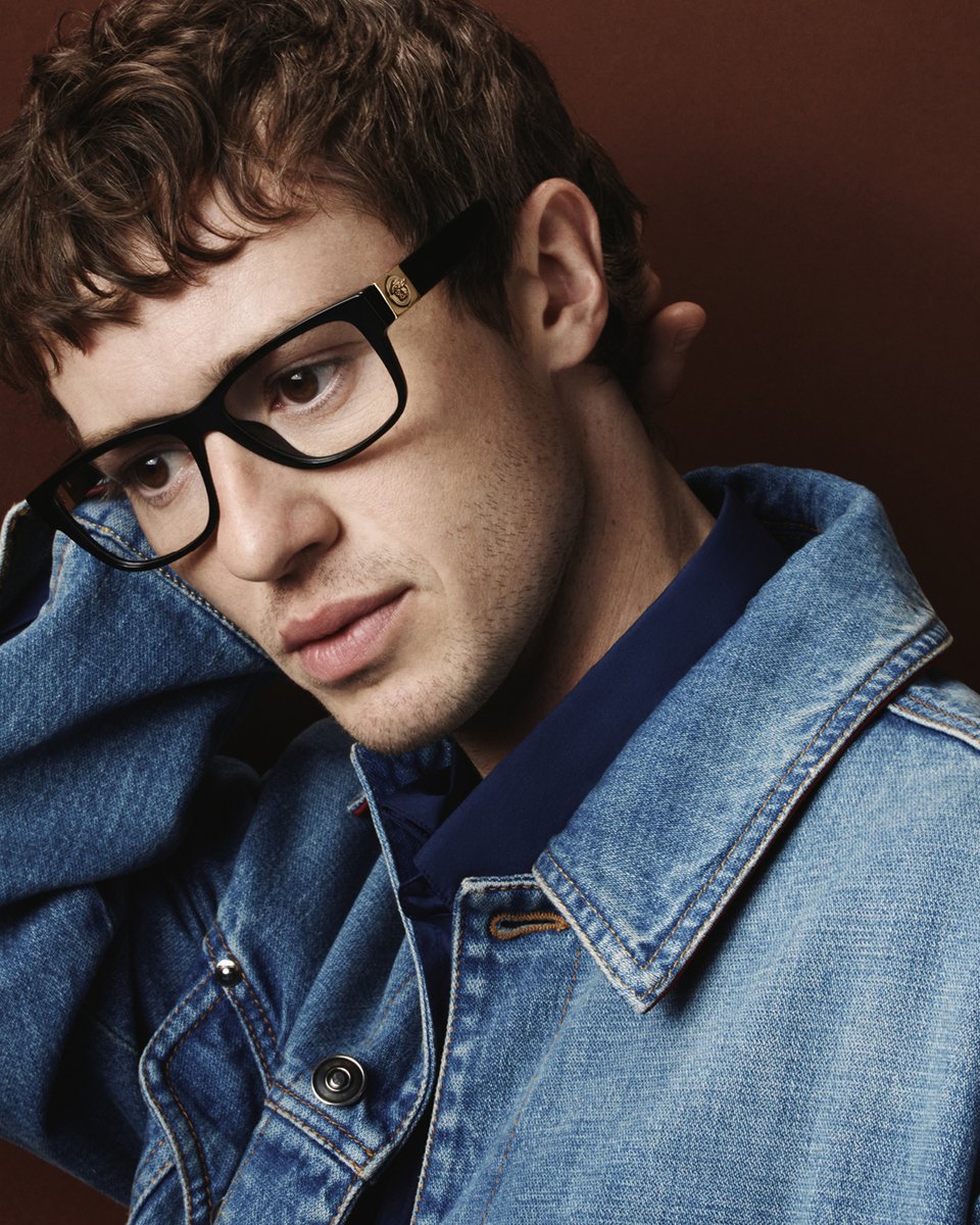 Versace's tweet photo. Versace Fall Winter 2026 eyewear — a study of mood and gesture, starring Joseph Quinn.

Now available at https://t.co/Pm5h9gQ46K https://t.co/UlYVszHWmk