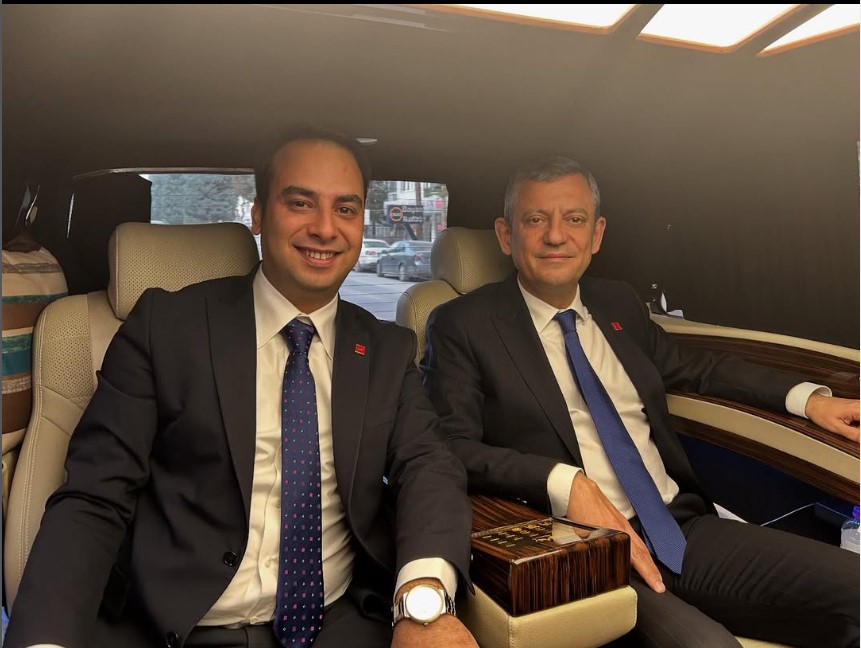 KumandanRte's tweet photo. #SONDAKİKA
Yeni Parti Konya İl Başkanı Nejat Türktaş, Ankara'da yürütülen uyuşturucu soruşturması kapsamında geçtiğimiz cumartesi sabahı Ereğli ilçesinde gözaltına alınmıştı. Ankara'ya götürülen ve hakkında uyuşturucu temini nedeniyle soruşturma başlatıldığı öğrenilen Türktaş, emniyetteki işlemlerinin ardından adliyeye sevk edildi. Türktaş, çıkarıldığı mahkemece tutuklandı.

Şaşırdık mı? Tabii ki hayır.
