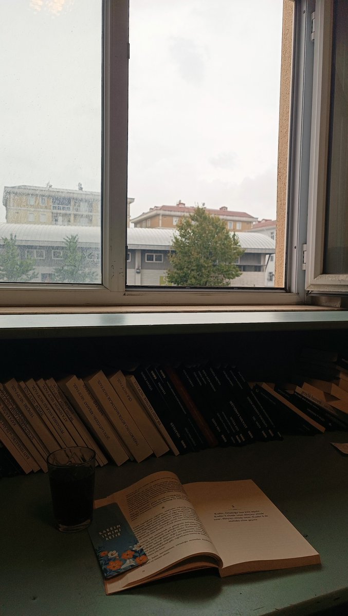 Dalforr's tweet photo. 2 saatlik boş dersimde yapmayı planladığım her şey bir yağmur sesiyle dağılıp gitti.. Bütün planlamaları bir kenara bırakıp yağmurun sessizliği içinde kendinle geçirdiğin zamanın ruhta paha biçilmez bir huzur bırakması.. https://t.co/Ki9SuSFbwI