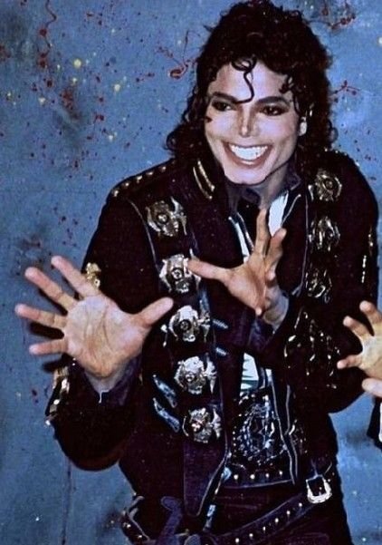 brkfdwnn's tweet photo. MICHAEL DOING THE NU METAL POSE OH YESYESYES https://t.co/irqNgv324M