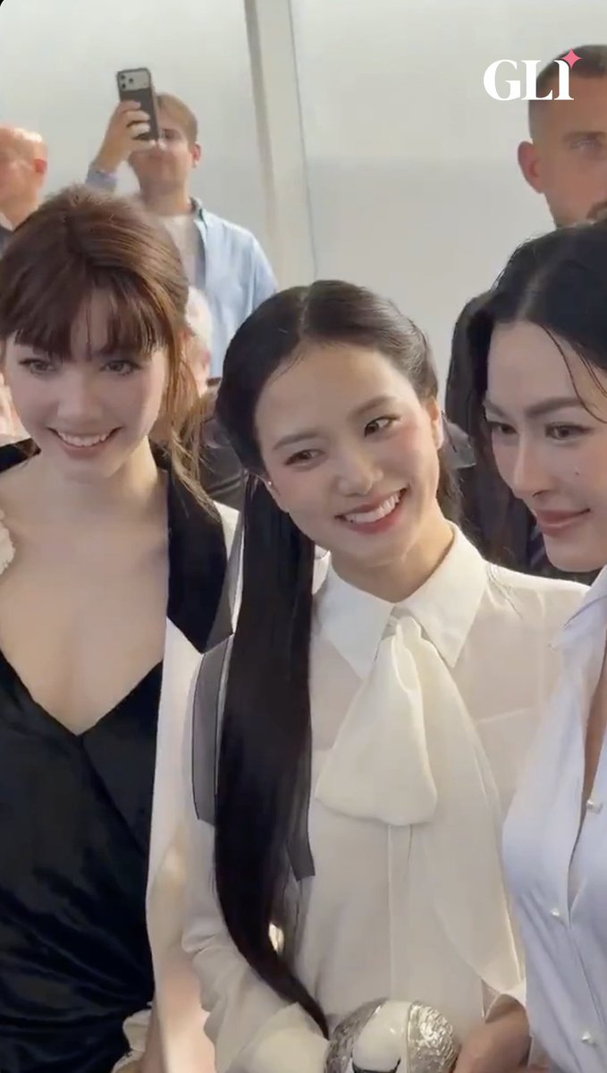 girlsloveinfo's tweet photo. I love it when Dior promotes the meeting between LingOrm and Jisoo! 😍

[@linglingsirilak | @ormmormm | @LingOrmCH3]

LINGORM BA DIOR AT PFW   
#DiorSummer27xLingOrm 
#LinglingKwong #OrmKornnaphat 
#LingOrm #Dior #DiorSummer27 #PFW https://t.co/MP7vHcFzI9