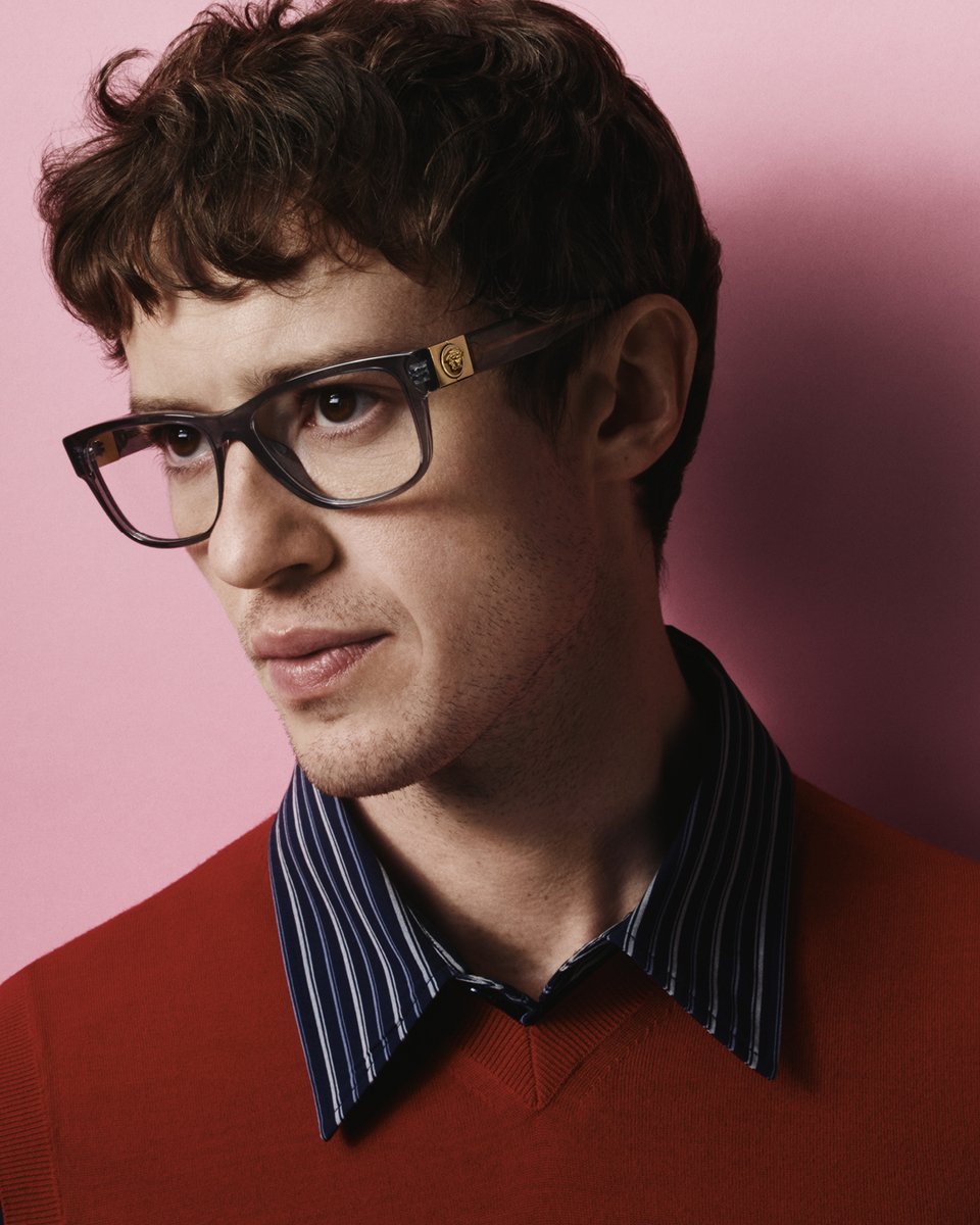 Versace's tweet photo. Versace Fall Winter 2026 eyewear — a study of mood and gesture, starring Joseph Quinn.

Now available at https://t.co/efR2IjZJi4 https://t.co/VQYwwB9atp