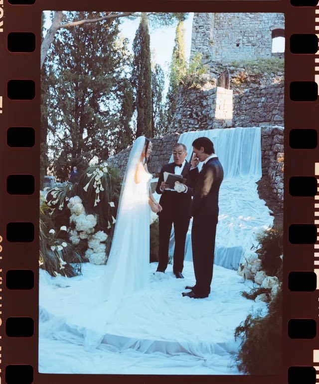 PortalDamiano's tweet photo. Muito amor e muita emoção. 🥹🤍

Registros do casamento de Damiano David e Dove Cameron! O casal deu uma entrevista exclusiva para a Vogue Italia, e compartilhou essas e outras fotos PERFEITAS: https://t.co/QH9WF0hmW1 ✨ https://t.co/CQXC97Nbq8