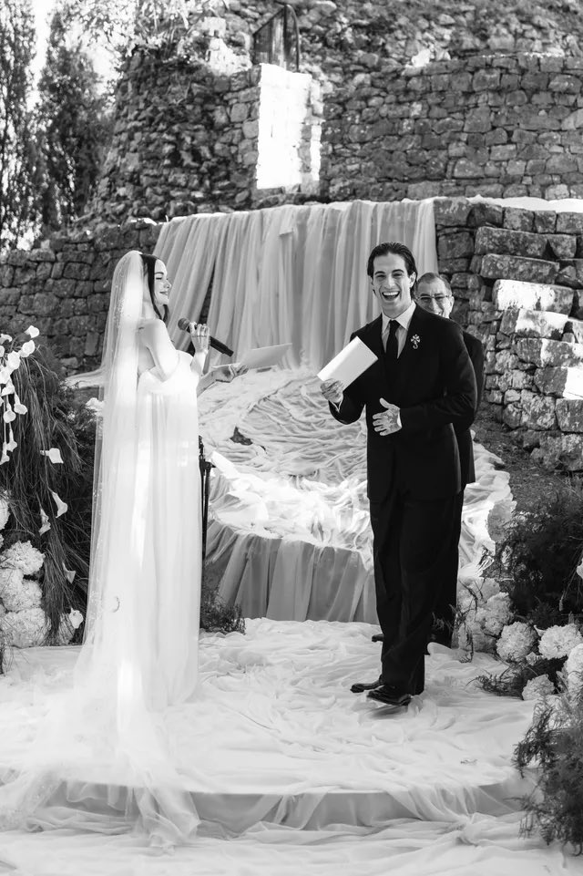 PortalDamiano's tweet photo. Muito amor e muita emoção. 🥹🤍

Registros do casamento de Damiano David e Dove Cameron! O casal deu uma entrevista exclusiva para a Vogue Italia, e compartilhou essas e outras fotos PERFEITAS: https://t.co/QH9WF0hmW1 ✨ https://t.co/CQXC97Nbq8