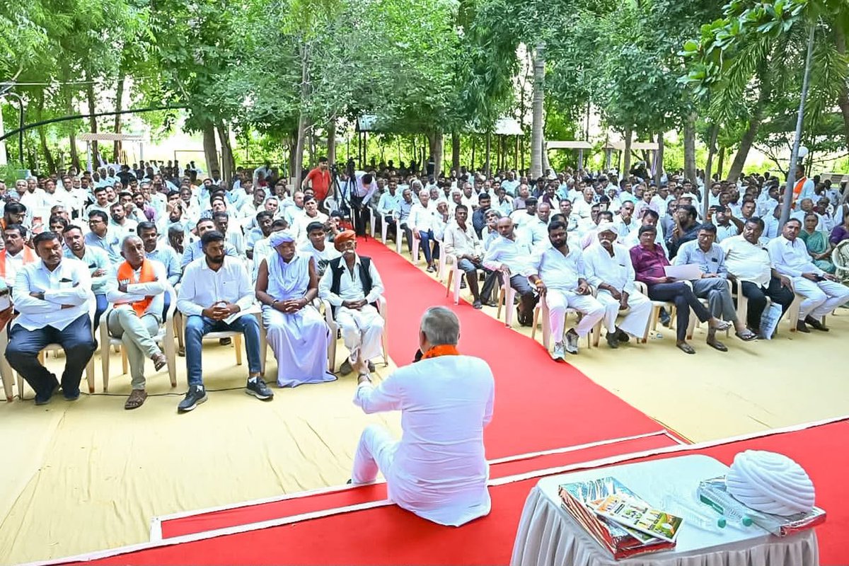iJagdishBJP's tweet photo. ખેડૂત સાથે સંવાદ.

📍 બોટાદ https://t.co/3QHnlAKrJ7