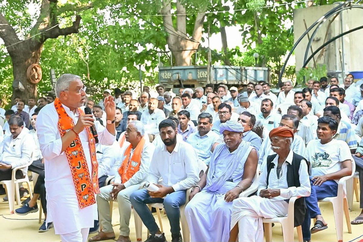iJagdishBJP's tweet photo. ખેડૂત સાથે સંવાદ.

📍 બોટાદ https://t.co/3QHnlAKrJ7