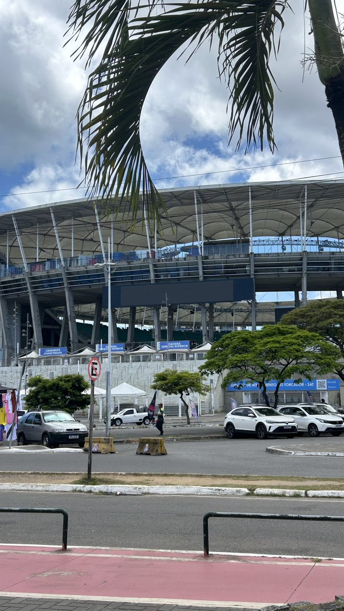 AcarajeCeo's tweet photo. A Fonte Nova amanheceu hoje sem o Logo da casa de apostas.

Contrato suspenso, nome removido do site, das redes e da frente da arena.

Vai com Deus seus filhos da puta kkkkkkkkkkkkkkkj https://t.co/319gbPEVcz
