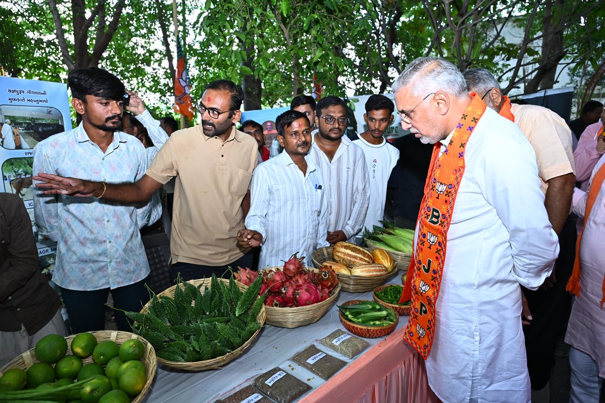 iJagdishBJP's tweet photo. ખેડૂત સાથે સંવાદ.

📍 બોટાદ https://t.co/3QHnlAKrJ7
