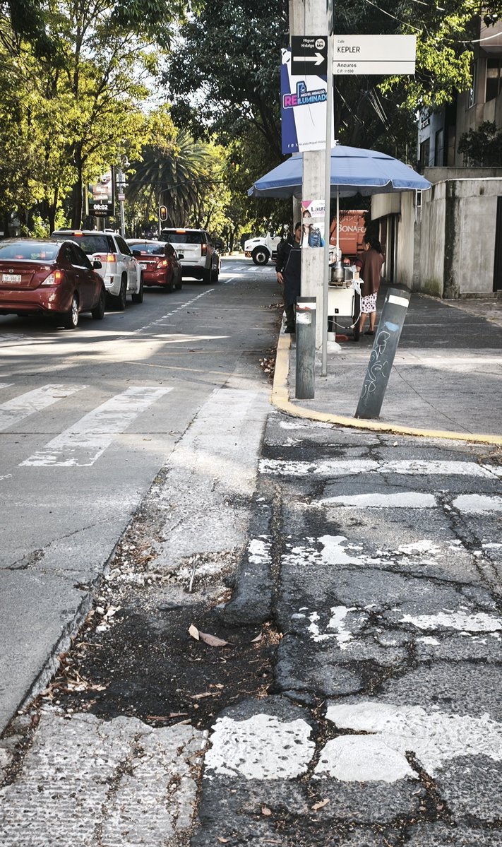 GILBArrera's tweet photo. Queridos @mauriciotabe y @ClaraBrugadaM, ¿Saben de quién es esta criatura? 

Este bache nació en #Kepler y #Gutenberg, #Anzures, pero nadie reconoce la paternidad.

Además, no es hijo único tiene un montón de hermanitos por estas calles.

¿Quién los reconoce… y los tapa? https://t.co/HKl4QsN0fL