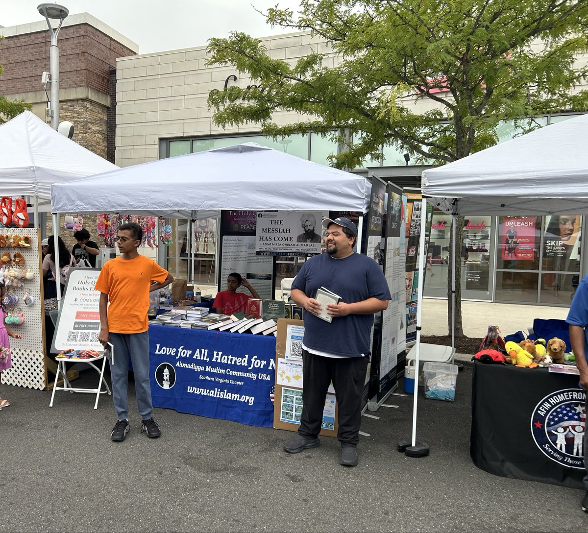 masroormosqueva's tweet photo. Our booth at the Stonebridge Fall Fest &amp; Chili Cook-Off with an exhibition of Holy Quran and various other books saw an incredible response earlier this month. Over 1,100 visitors stopped by during the 7‑hour event, creating countless opportunities for meaningful conversations. https://t.co/RwizSj5kQk