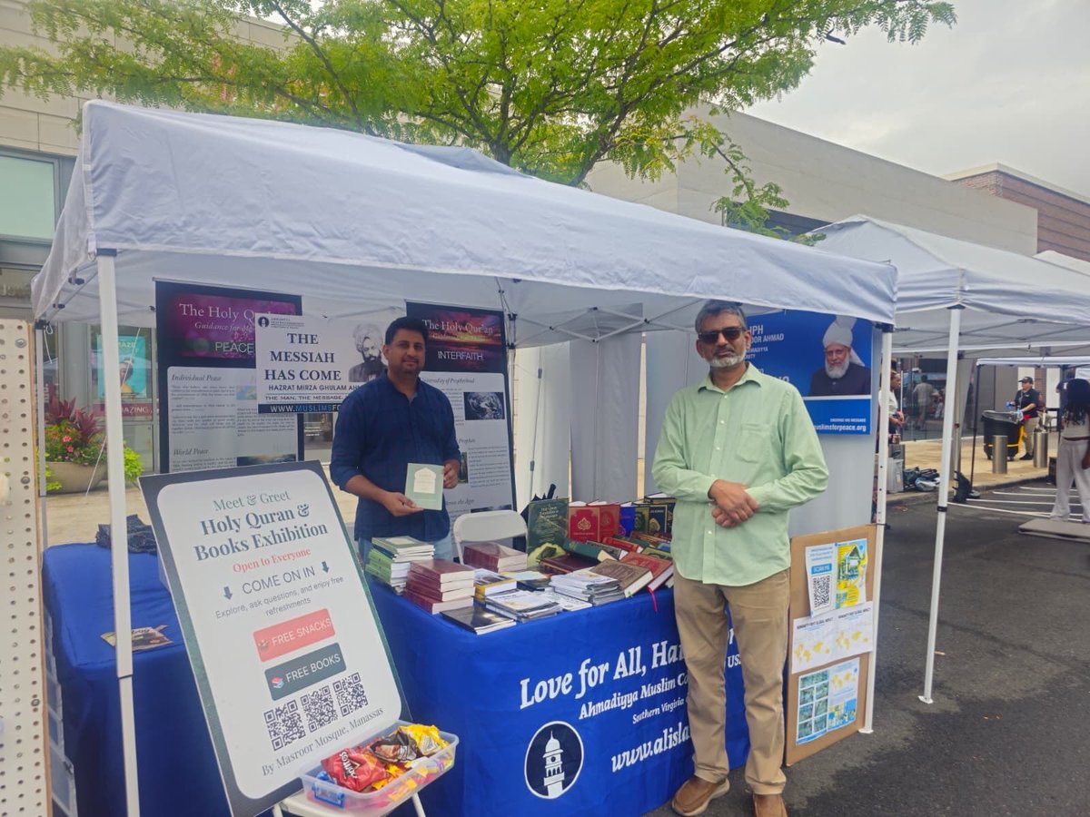 masroormosqueva's tweet photo. Our booth at the Stonebridge Fall Fest &amp; Chili Cook-Off with an exhibition of Holy Quran and various other books saw an incredible response earlier this month. Over 1,100 visitors stopped by during the 7‑hour event, creating countless opportunities for meaningful conversations. https://t.co/RwizSj5kQk