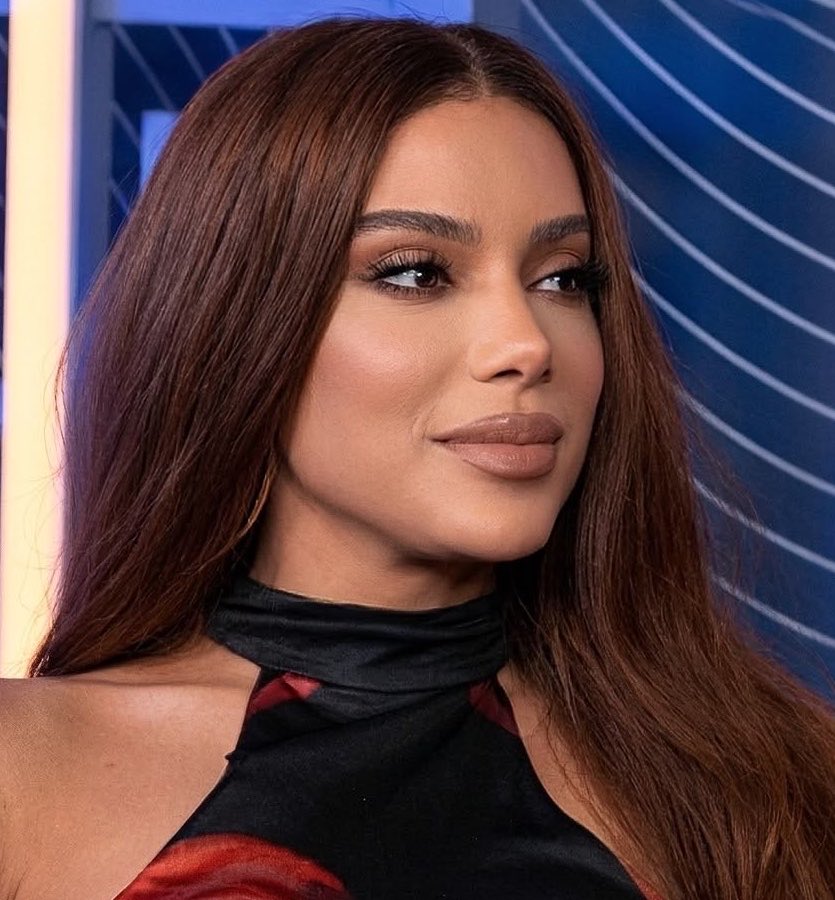 PortalBabados's tweet photo. 🚨GENTE?! Luiz Bacci criticou Anitta por se posicionar contra as bets enquanto faz shows segurando bebida alcoólica. “Você foi hipócrita. O álcool m*ta 12 pessoas por hora, comprovado pela ciência, enquanto as bets não se tem prova” 😳 https://t.co/AYCG4uWn7x