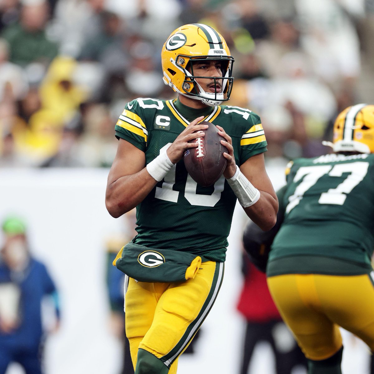 PFF's tweet photo. Most passes that were dropped by receiver this season

Jordan Love              9
Baker Mayfield        7
Aaron Rodgers        6
Patrick Mahomes   5
Tyler Shough            5
Malik Willis                5
Matthew Stafford   5 https://t.co/tUpqTlfAU2