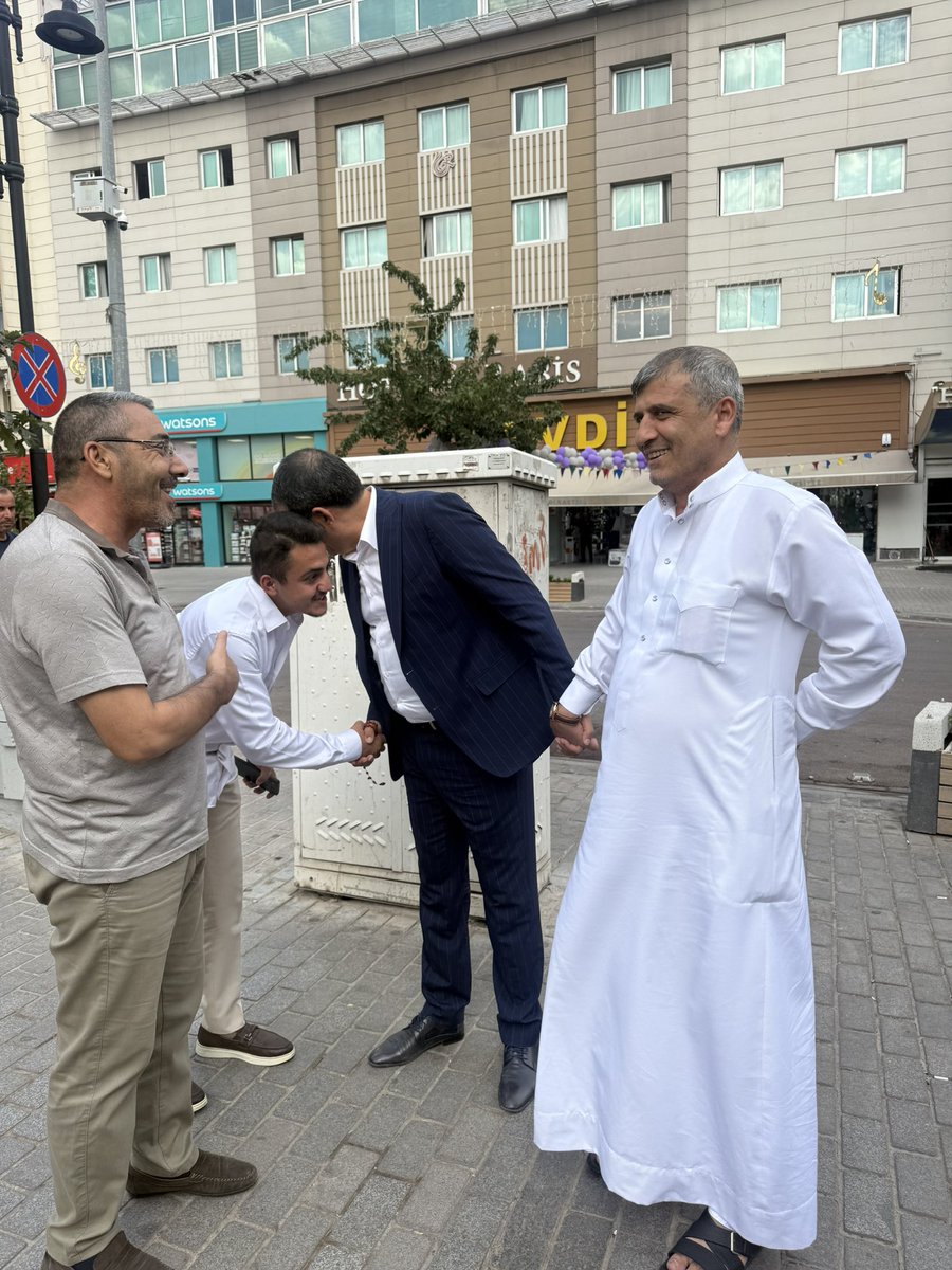 MehmetEkinci63's tweet photo. "Yollar yürümekle aşınır belki ama gönülden gönüle kurulan köprüler her adımda daha da güçlenir."
  Eyyübiye ilçemizin kalbi sayılan Sarayönü, Yıldız Meydanı, Haşimiye, Gümrükhanı, Akarbaşı ve Balıklıgöl güzergâhında kıymetli esnafımızla bir araya geldik. Her dükkânda bir selamla başlayıp sıcacık muhabbetlere evrilen bu buluşmalar, günün en güzel anıydı.